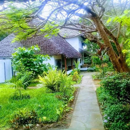 Diani Banda Cottages เดียนีบีช ภายนอก รูปภาพ