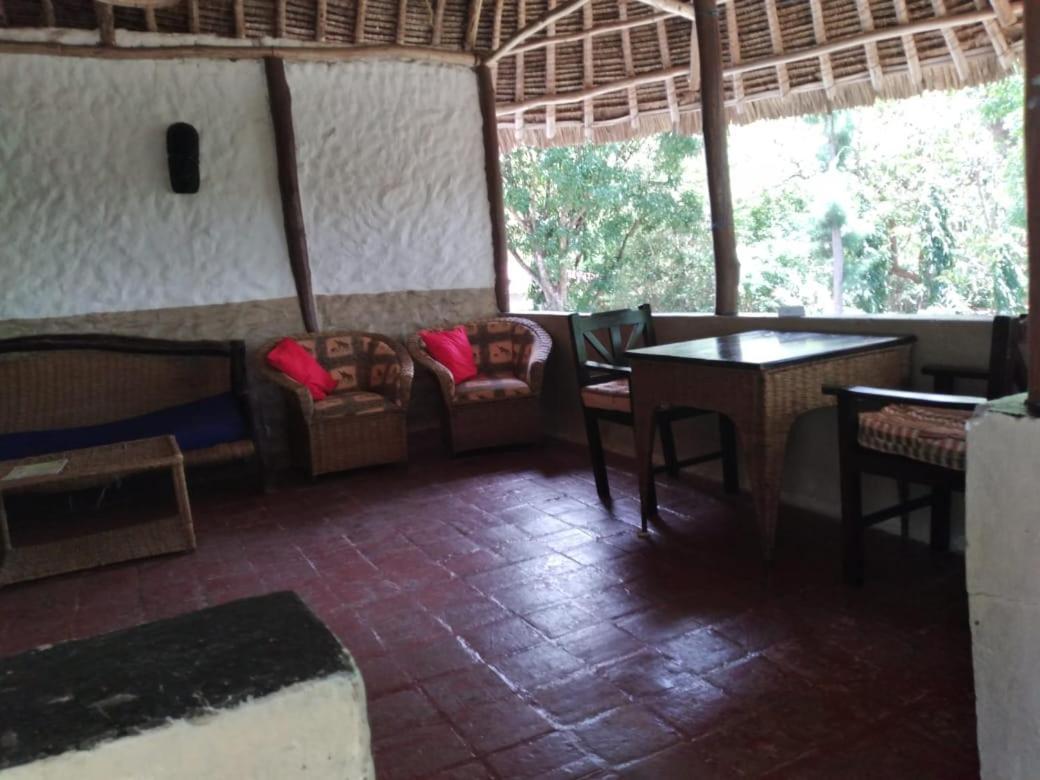 Diani Banda Cottages เดียนีบีช ภายนอก รูปภาพ