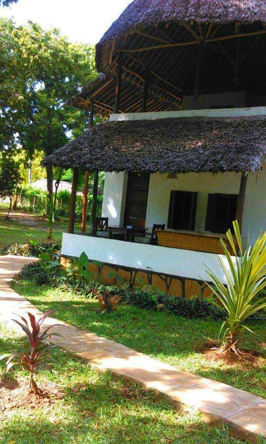 Diani Banda Cottages เดียนีบีช ภายนอก รูปภาพ