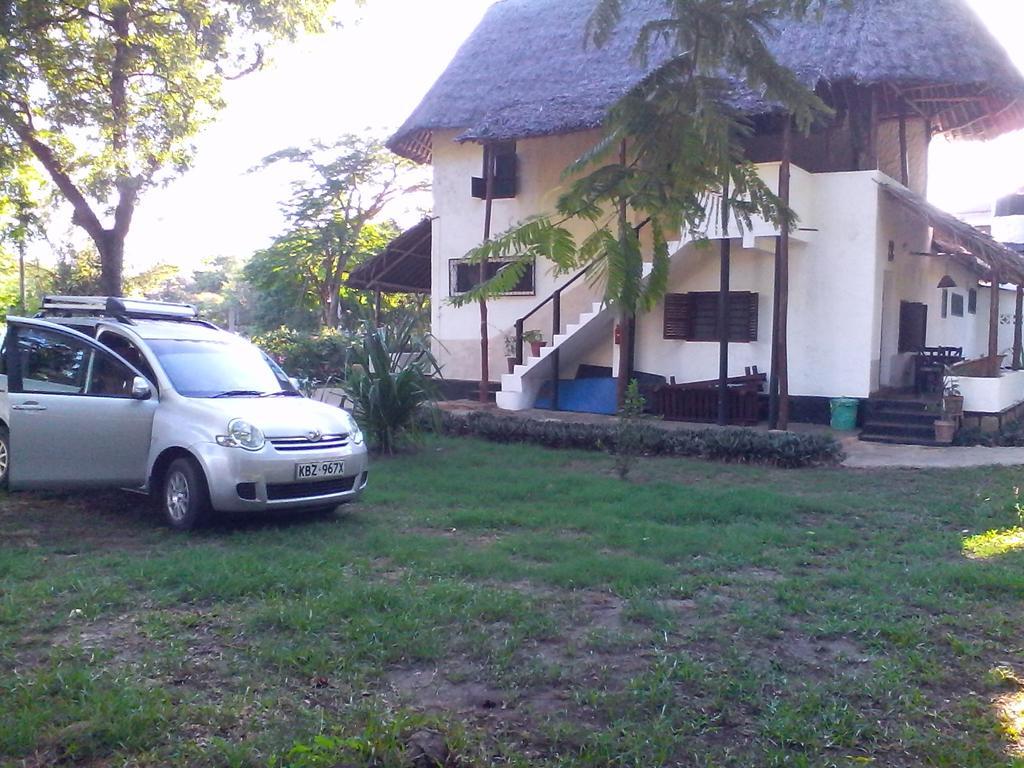 Diani Banda Cottages เดียนีบีช ภายนอก รูปภาพ