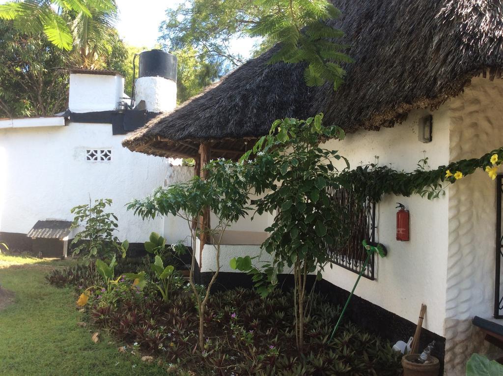 Diani Banda Cottages เดียนีบีช ภายนอก รูปภาพ