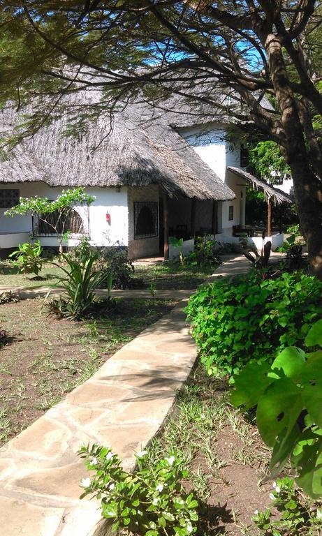 Diani Banda Cottages เดียนีบีช ภายนอก รูปภาพ