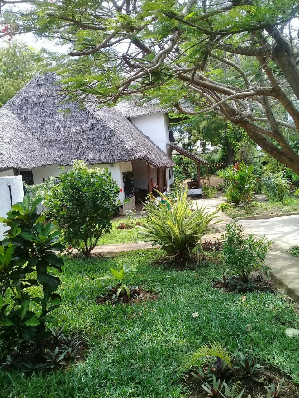 Diani Banda Cottages เดียนีบีช ภายนอก รูปภาพ