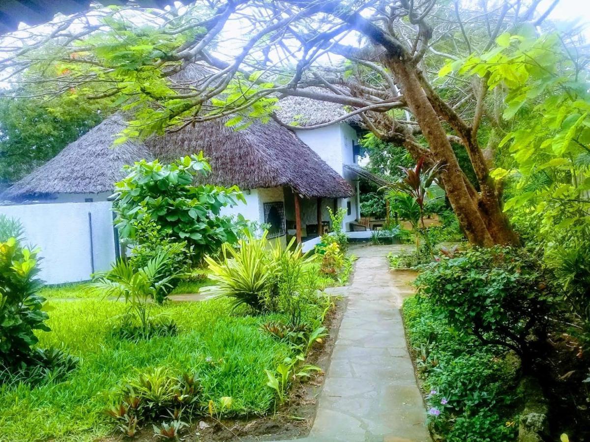 Diani Banda Cottages เดียนีบีช ภายนอก รูปภาพ